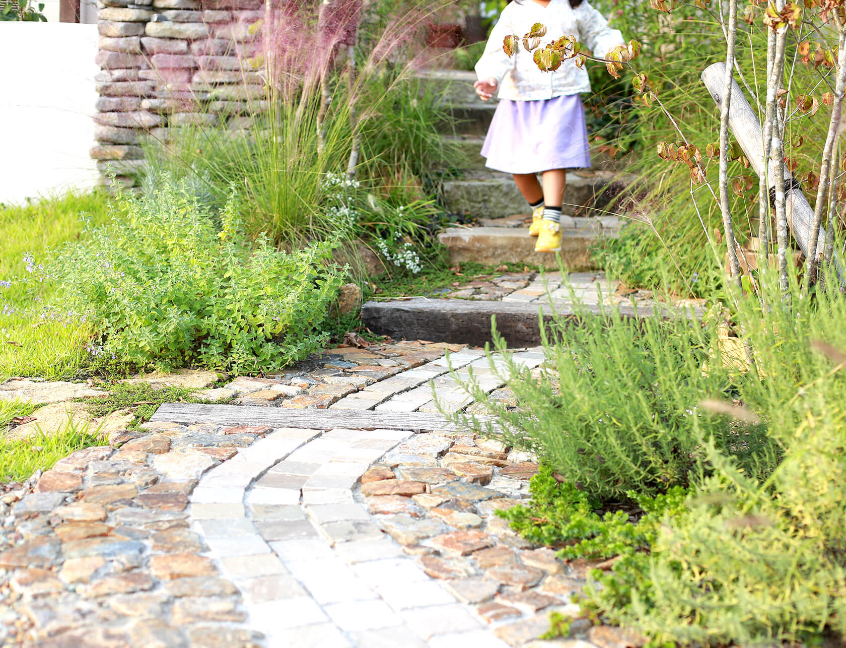 高低差のある石畳のアプローチ 肩の力が抜けた季節の草花や雑草も愉しむ庭 瀬戸市 May Gardens